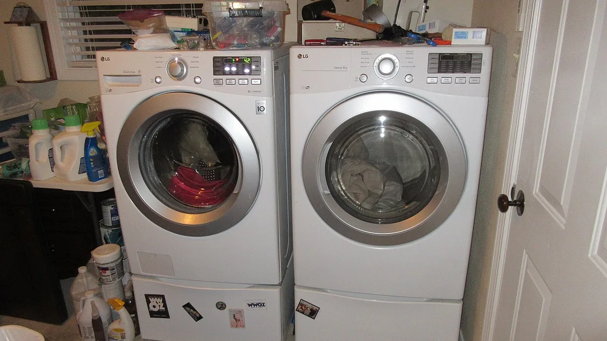 Wasmachine en droogkast naast elkaar in een woning