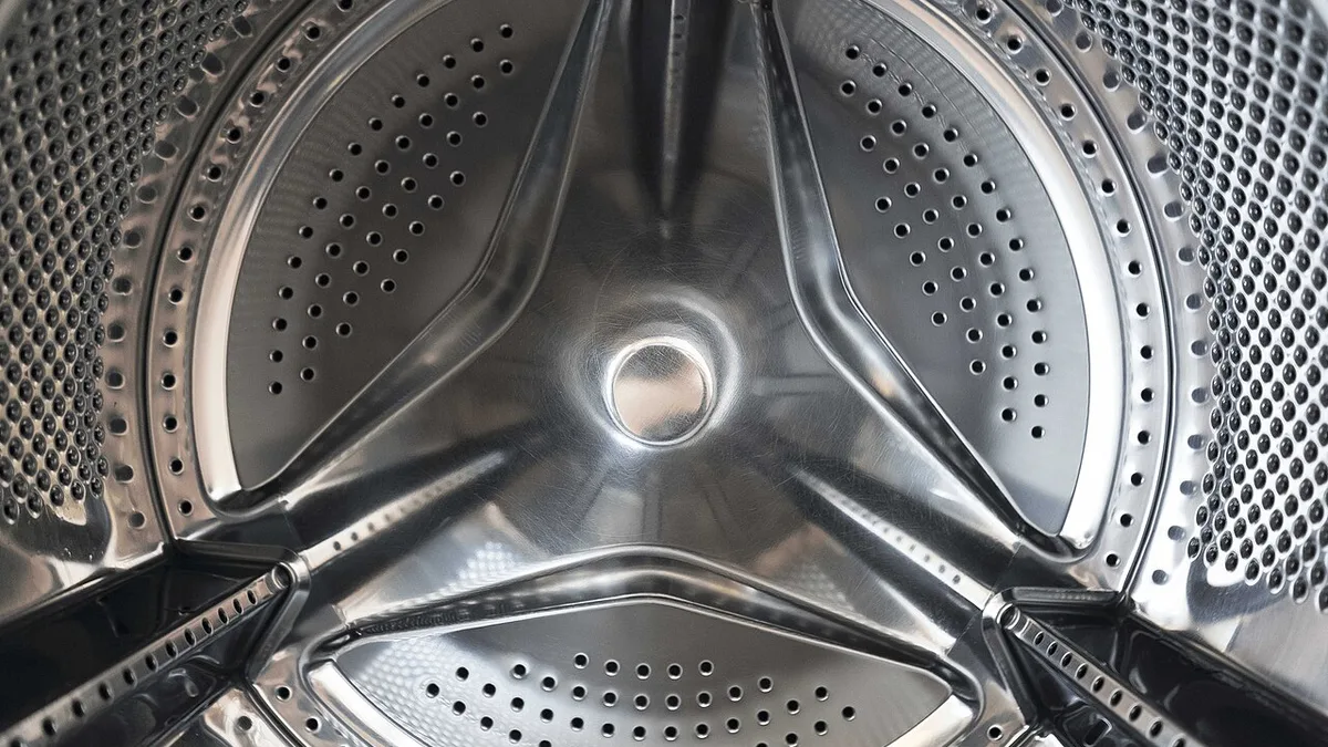 Roestvrijstalen trommel van een wasmachine tijdens het centrifugeren