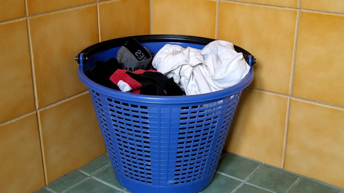 Wasmand gevuld met kleding voor de wasbeurt